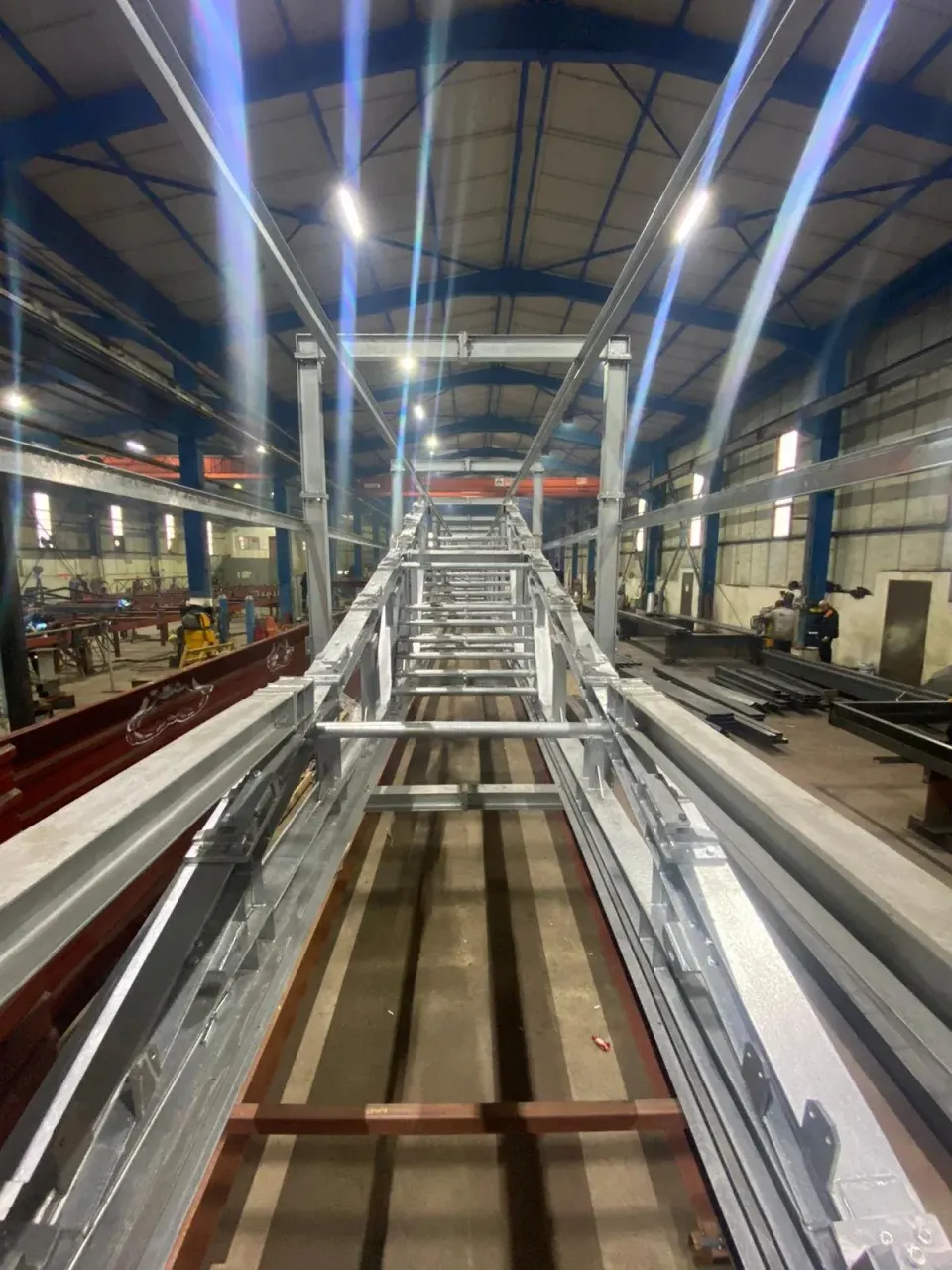Long steel platform structure in the workshop