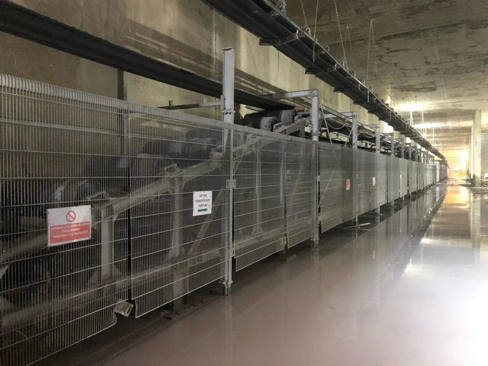 Caged conveyor belt unit installed inside a tunnel